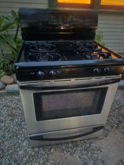 Gas range with oven.  Works great, need light fixed.