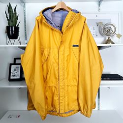 Men's Patagonia rain jacket with hood. Size XL. Retail $240. Waterproof jacket great for all seasons. Color yellow 