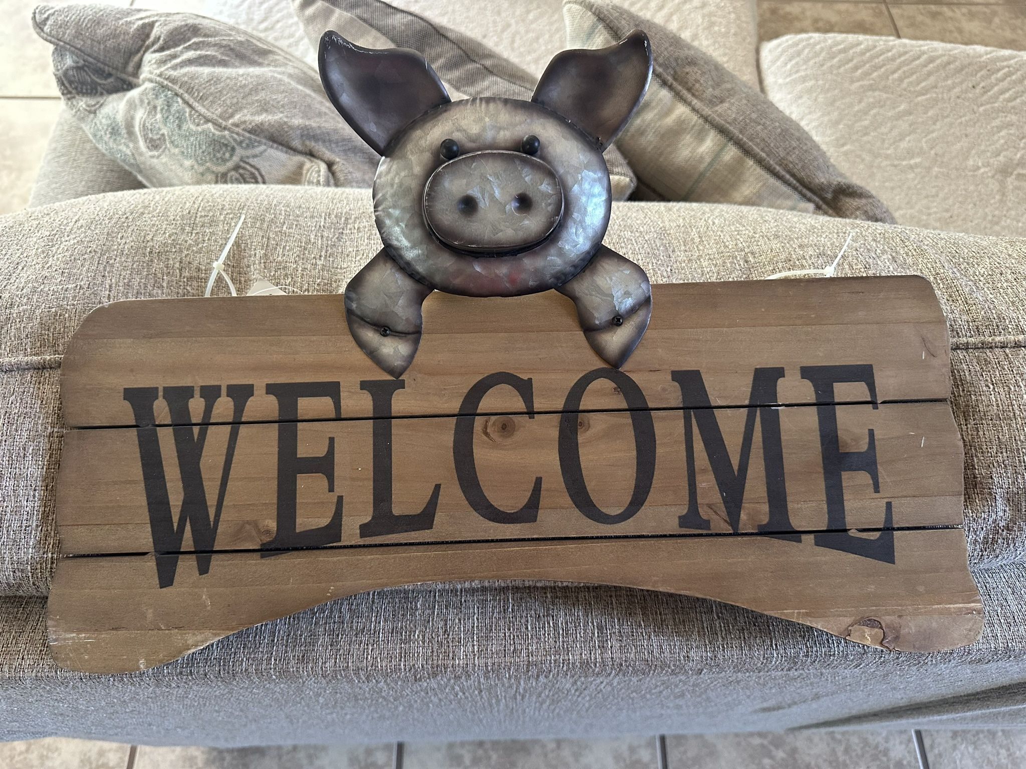(NEW) Wood And Metal Pig Welcome Sign