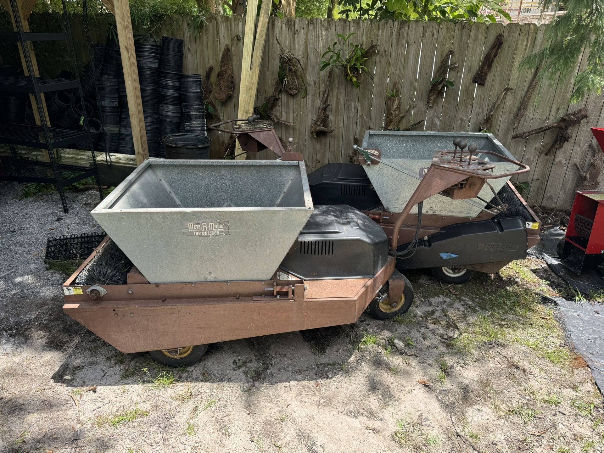 Mete-R- Matic Topdresser