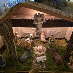 Manger With Statue And Accessories 