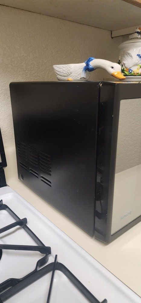 Samsung Microwave. (New)