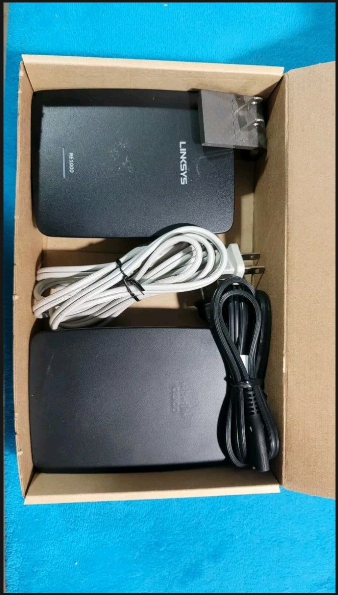 Pair of 2 Cisco LINKSYS used RE-1000 RM N300 Wireless N Range Extender