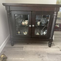 Broyhill Beautiful Lighted Curio cabinet /Display case 