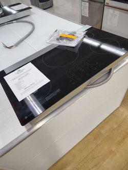 $1699 GE Electric  5 Burner Induction Cooktop with built in wifi