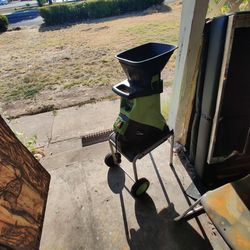 **moving must sell *"MULCHER /CHIPPER SHREDDEDR