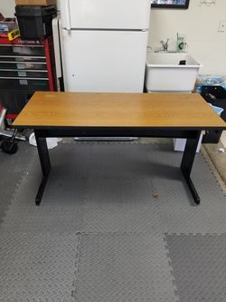 Wood/metal table