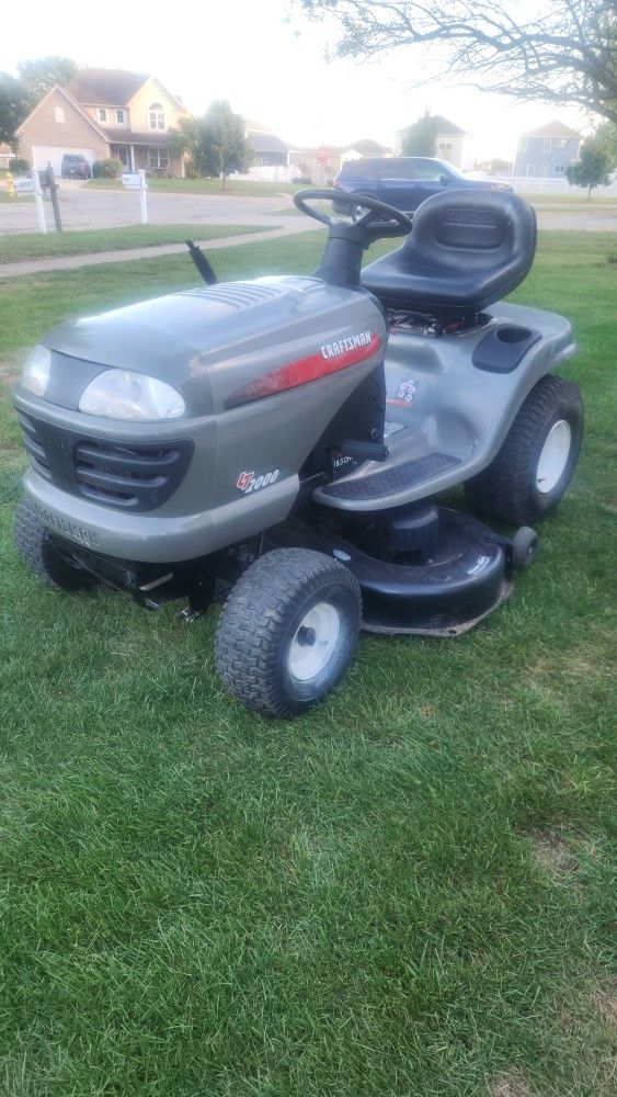 Craftsman Riding mower 42 deck . Great mower!