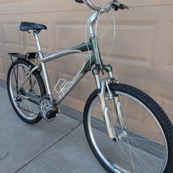 26"x2.0. GIANT SEDONA DX MENS MULTITRACK HYBRID MOUNTAIN BIKE. (L). ALUMINUM 24 SPEEDS. LIKE NEW WITH FRESHLY TUNE UP 👌🏼