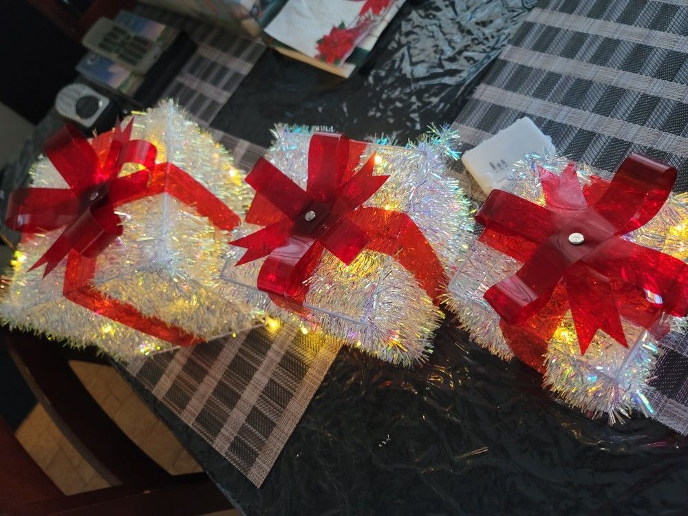 NEW IN BOX LARGE BOXES CHRISTMAS π LIGHT UP DECORATION WITH TIMER NEW FOR UNDER TREE OR ANY WHERE