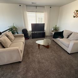 Matching Set of 2 Beige Loveseats / Set de 2 Sillones Beige Iguales