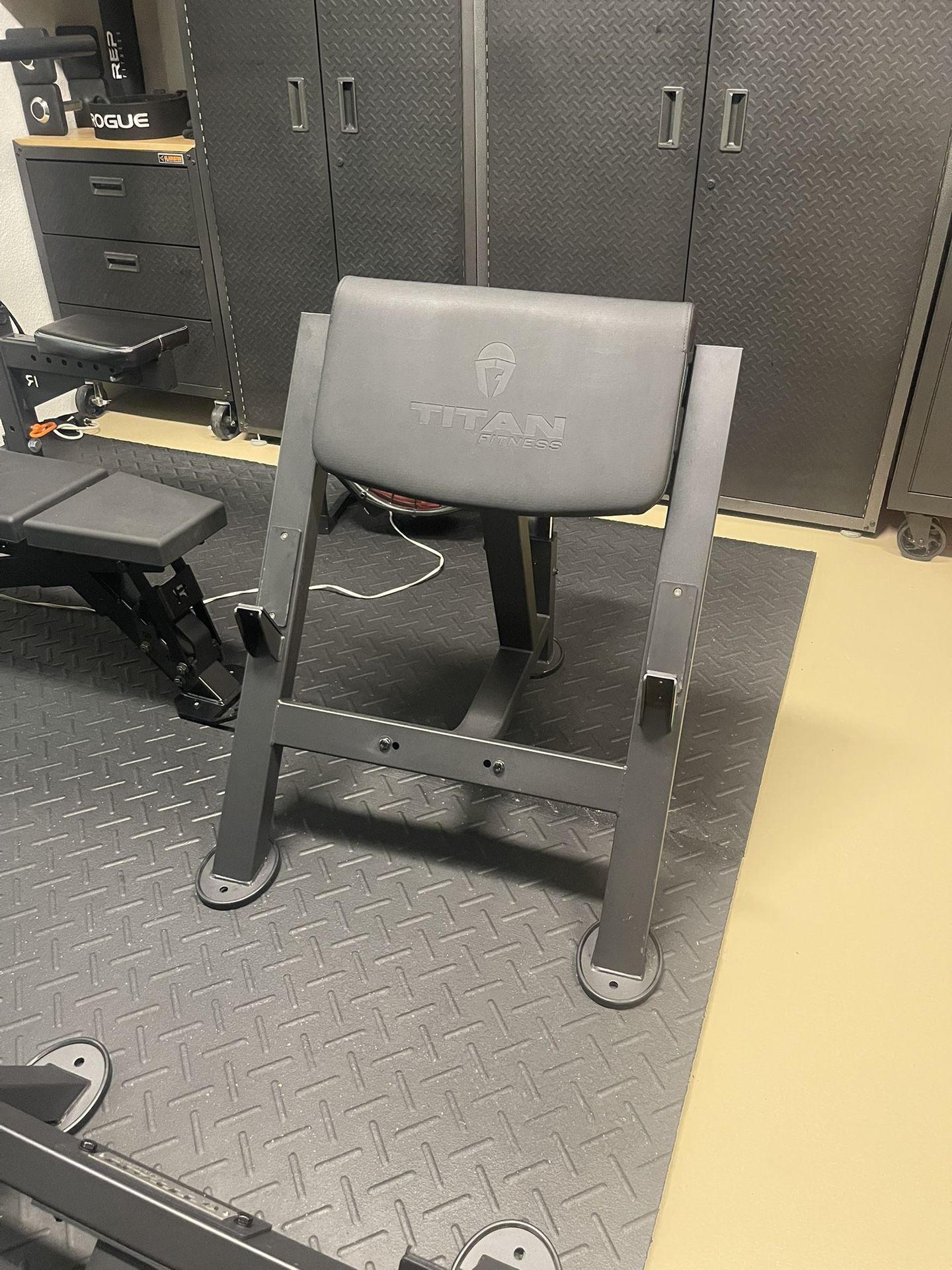 Titan Fitness Preacher Curl Bench V.3