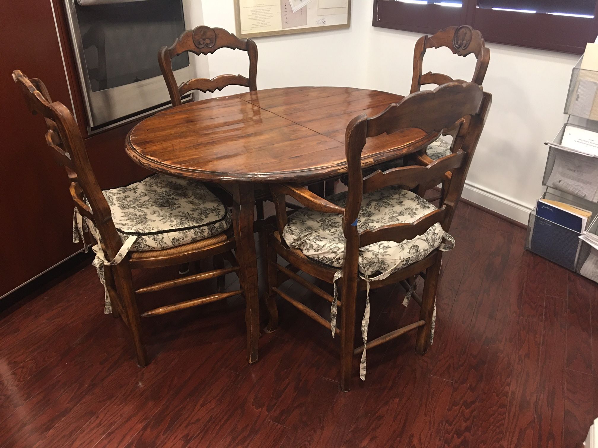 Beautiful, Classic Table And  4 Chairs With Extension 