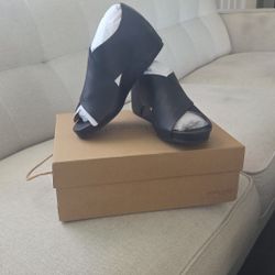  Gainey crossover sandals in black leather