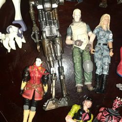 Action Figurines 