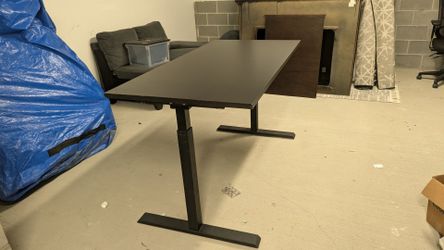 Computer desk (adjustable height)