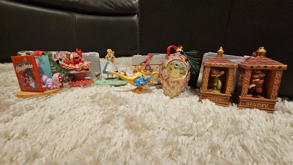 Disney 8 piece ornament box set >>New<< SEE DESCRIPTION