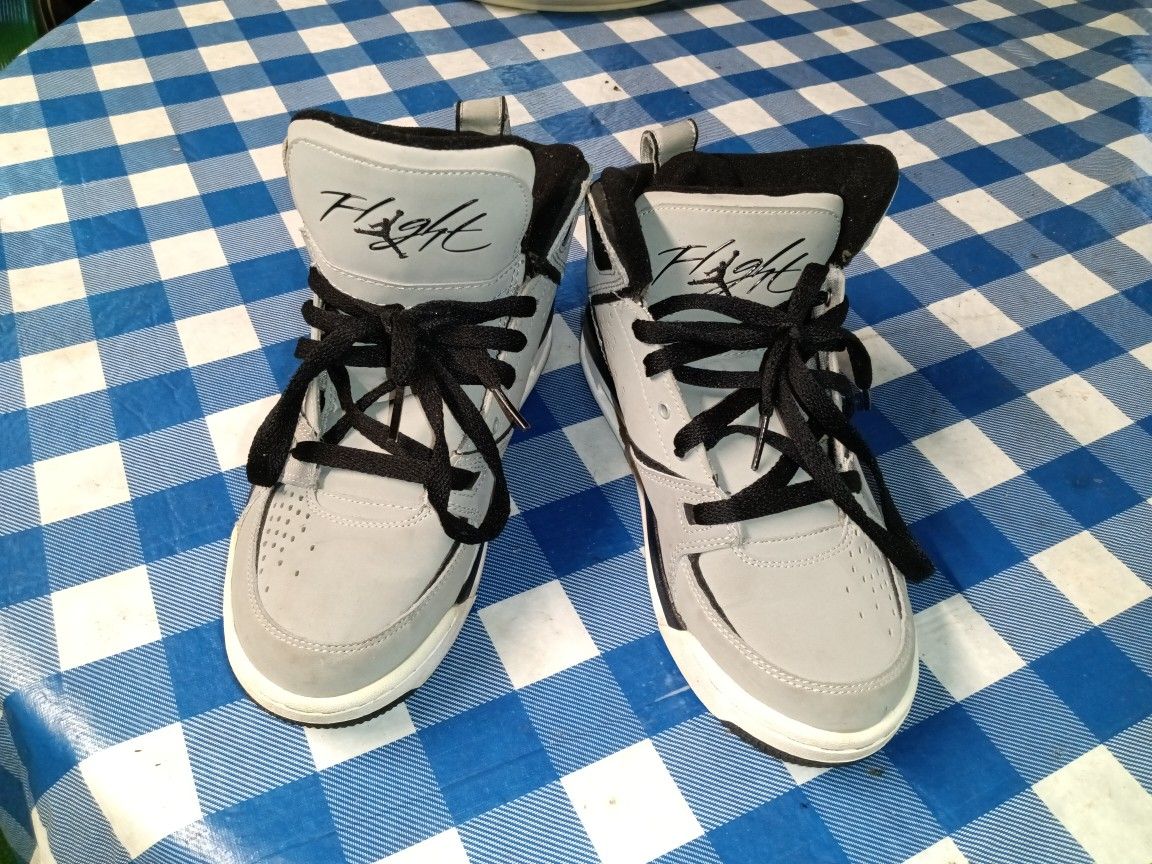 JORDAN SNICKER SIZE 5 Y