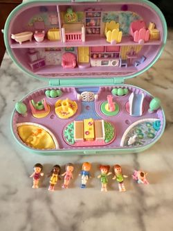 Polly pocket play set with dolls