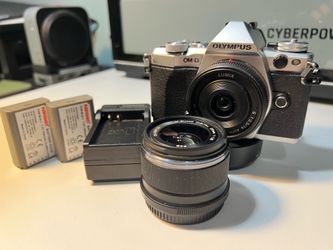 Olympus OM-D E-M5 Mark II Kit + Two Prime Lenses (Excellent Condition)