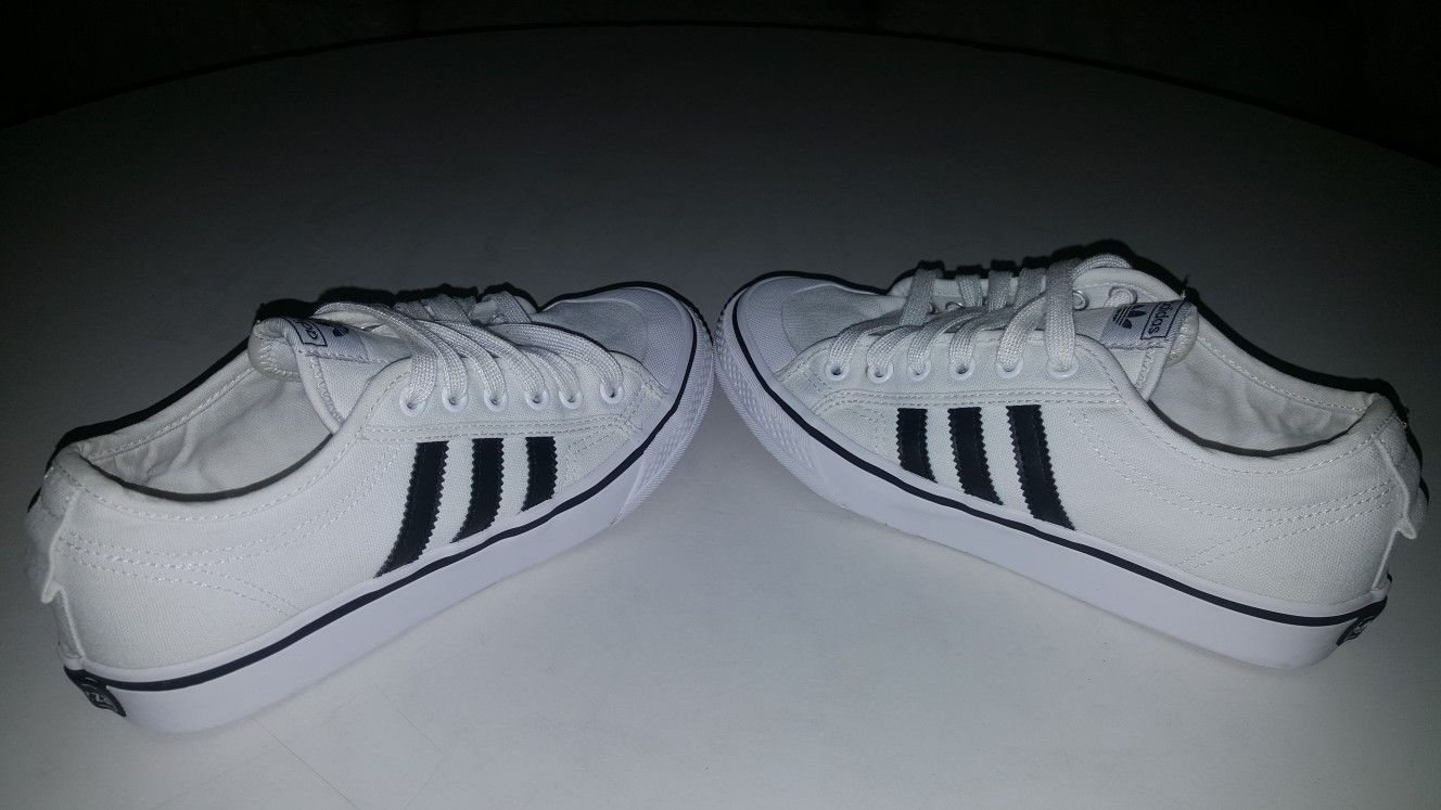 Adidas canvas
"Size 5.5 women"