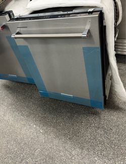 Kitchen Aid stainless steel 24” dishwasher 3 Racks