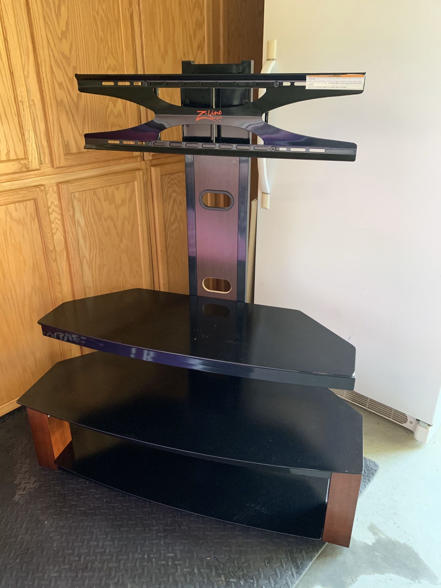 TV Stand in Perfect Condition! Includes Adjustable TV Mount!