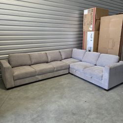 Thomasville Caler Convertible Sleeper Sectional with Storage

This Sectional comes with the option to expand into a bed, also has storage space
This i