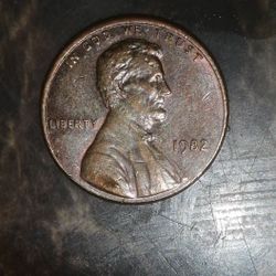 DD Copper 1982 SMALL DATE LINCOLN MEMORIAL One CENT 