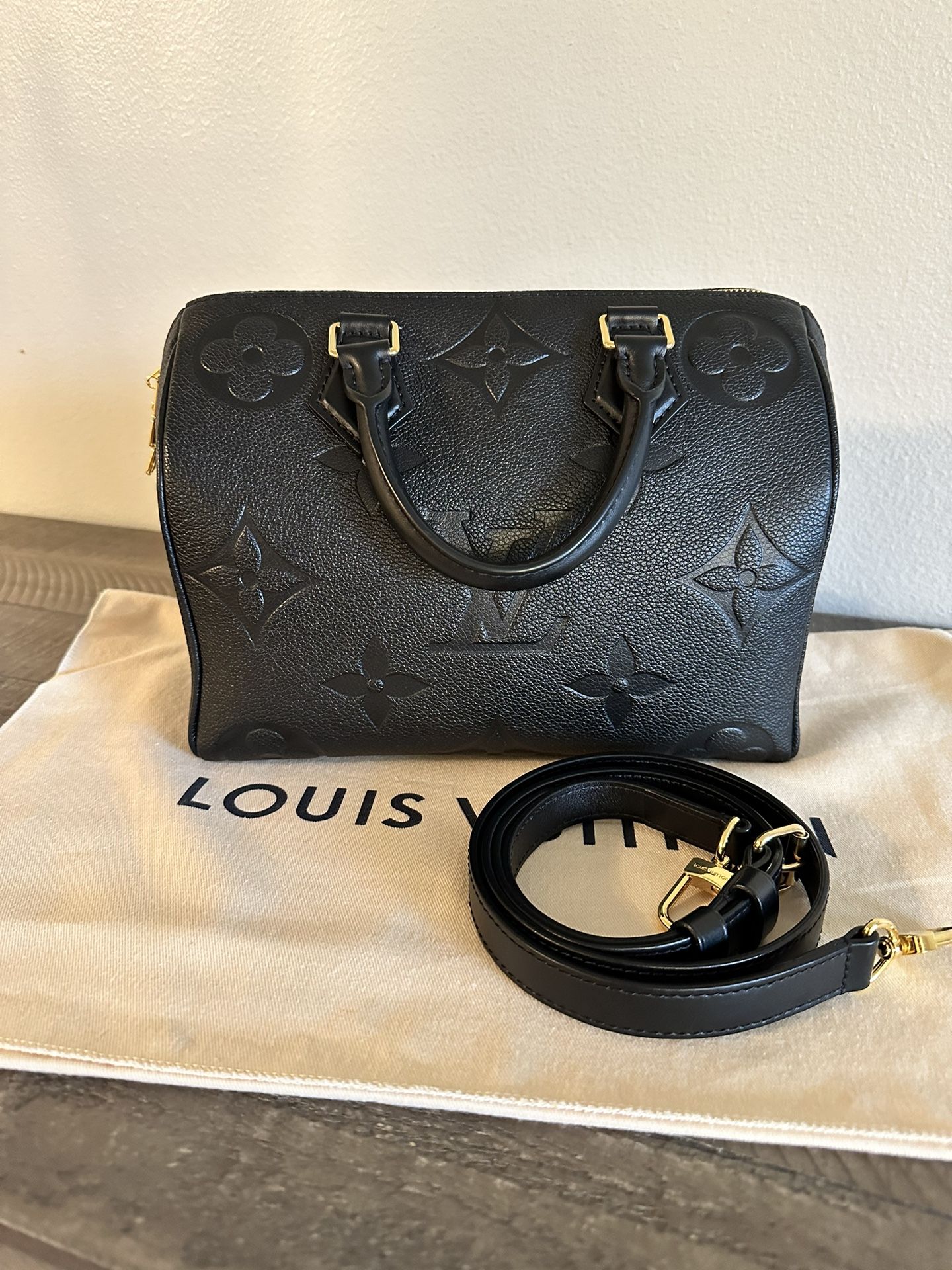 Authentic Louis Vuitton Purse for Sale in San Antonio, TX - OfferUp