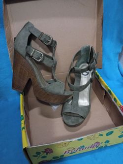 Beautiful dressy shoes size 8