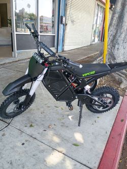 VIPCOO H3 Electric Dirt Bike come with a 3500W motor, 48V 23Ah battery, 220 Nm torque, and 16-43 miles range, max load 265 -speed 37 mph. Max. Load 36