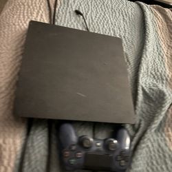 PS4 Slim 