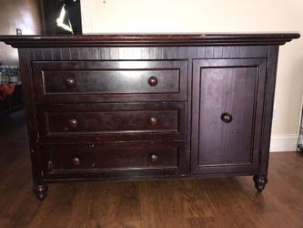 Dresser/baby furniture