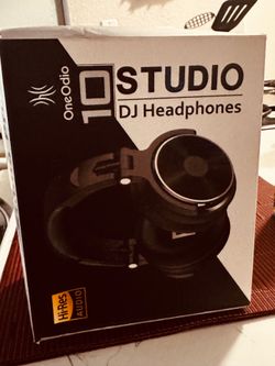 Studio dj headphones