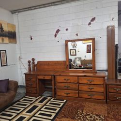 Gorgeous Farmhous/Rustic (5) pc Bedrooom Set