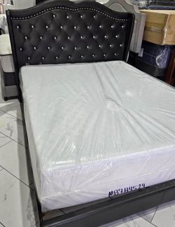 NEW Beautiful Full Size Black Faux Leather Platform Bed Frame