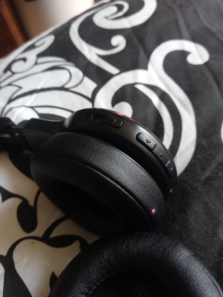 JBL Live 400BT Bluetooth headphones