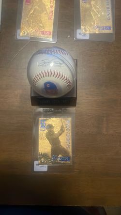 A gold card with Sammy Sosa 66 home runs gym of a season with a ruby trading card