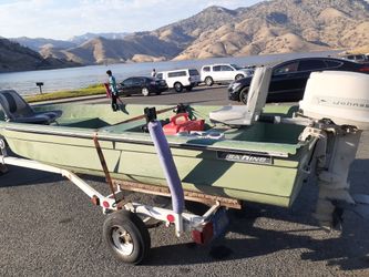 bote de pescar con dos motores y dos cañas de pescar