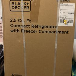 BLACK+ DECKER MINI FRIDGE