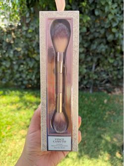 Duo face makeup brush/Vince Camuto
