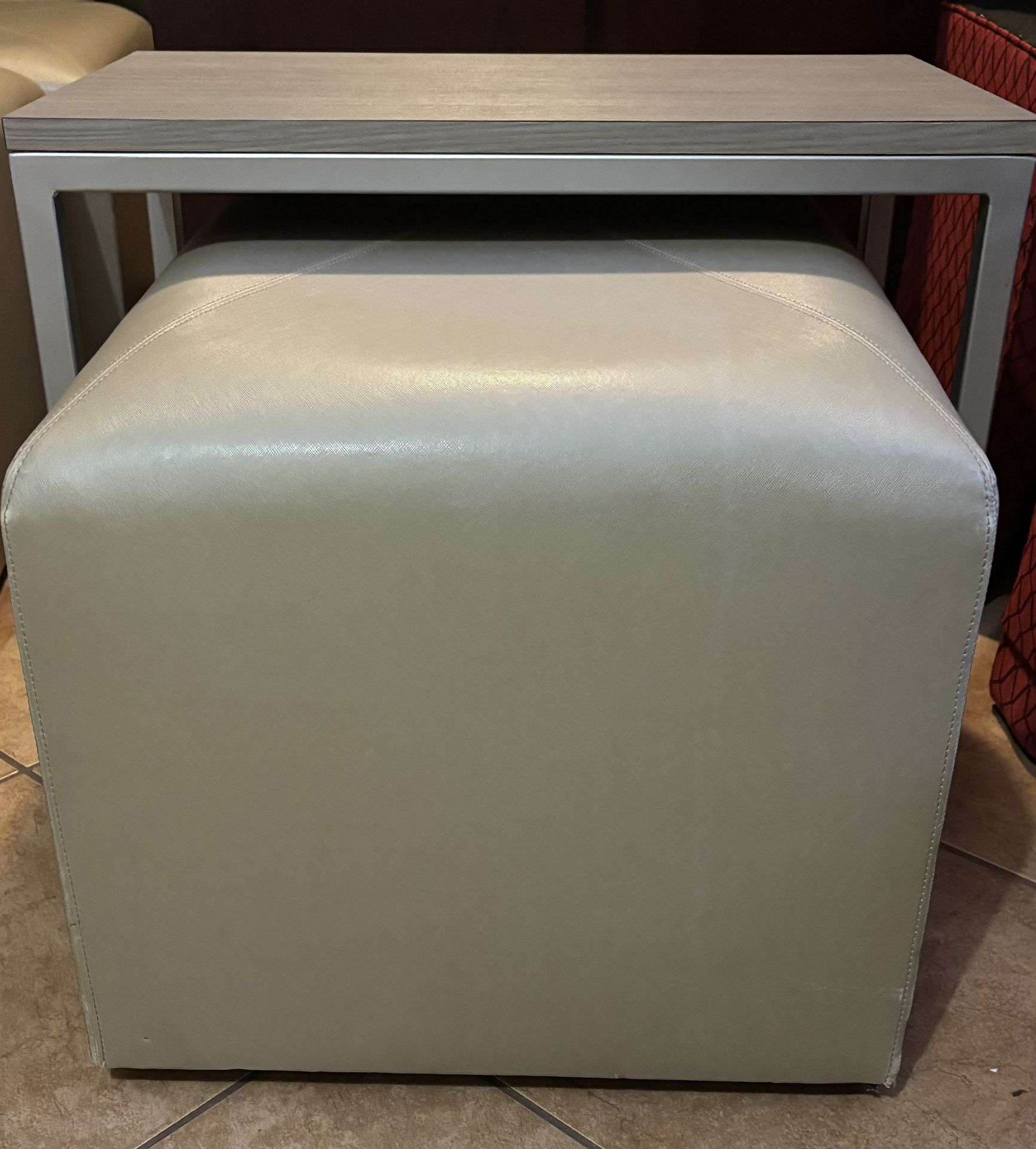 Tv , Chairs And Ottomans