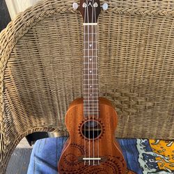 Luna Ukulele With Case