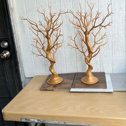 Esto es un centro de mesa de árbol de manzanita metálico dorado.  Explorar en detalle el Modo IA Las respuestas de la IA pueden incluir errores.