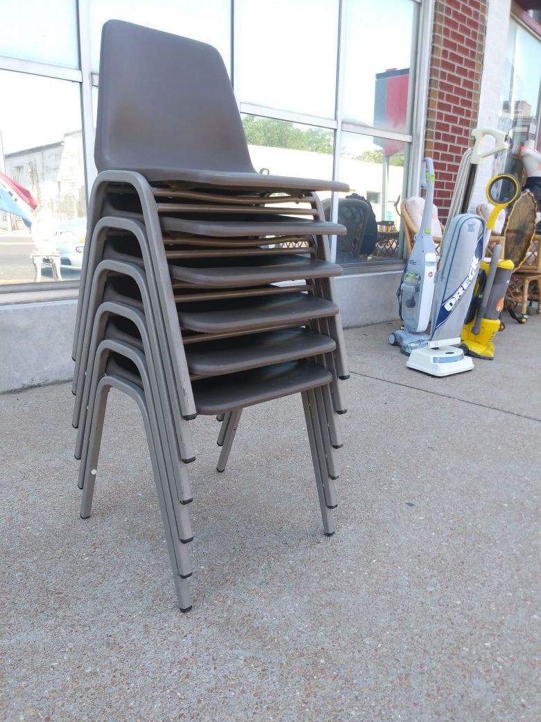 Nice set of 6 stackable banquet / waiting room chairs for sale
