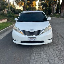 2013 Toyota Sienna XLE minivan