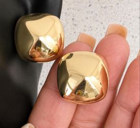 Beautiful button earrings, very cute to wear at all times.