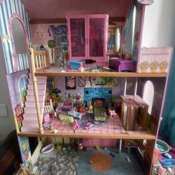 Doll House And Accessories 