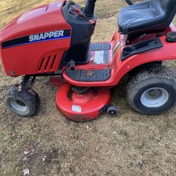 SNAPPER 42 Inch Lawn Tractor Starts Runs And Works 